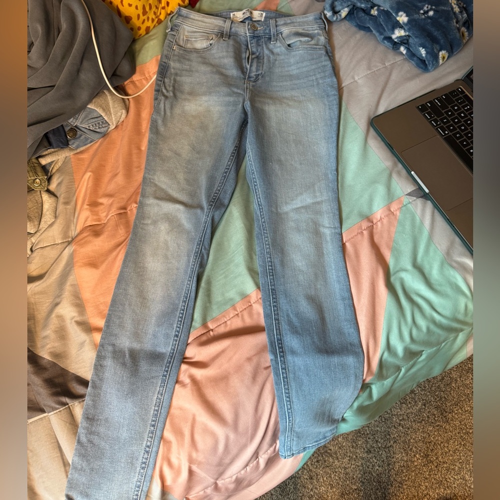 hollister curvy high rise super skinny 3S jeans, great condition